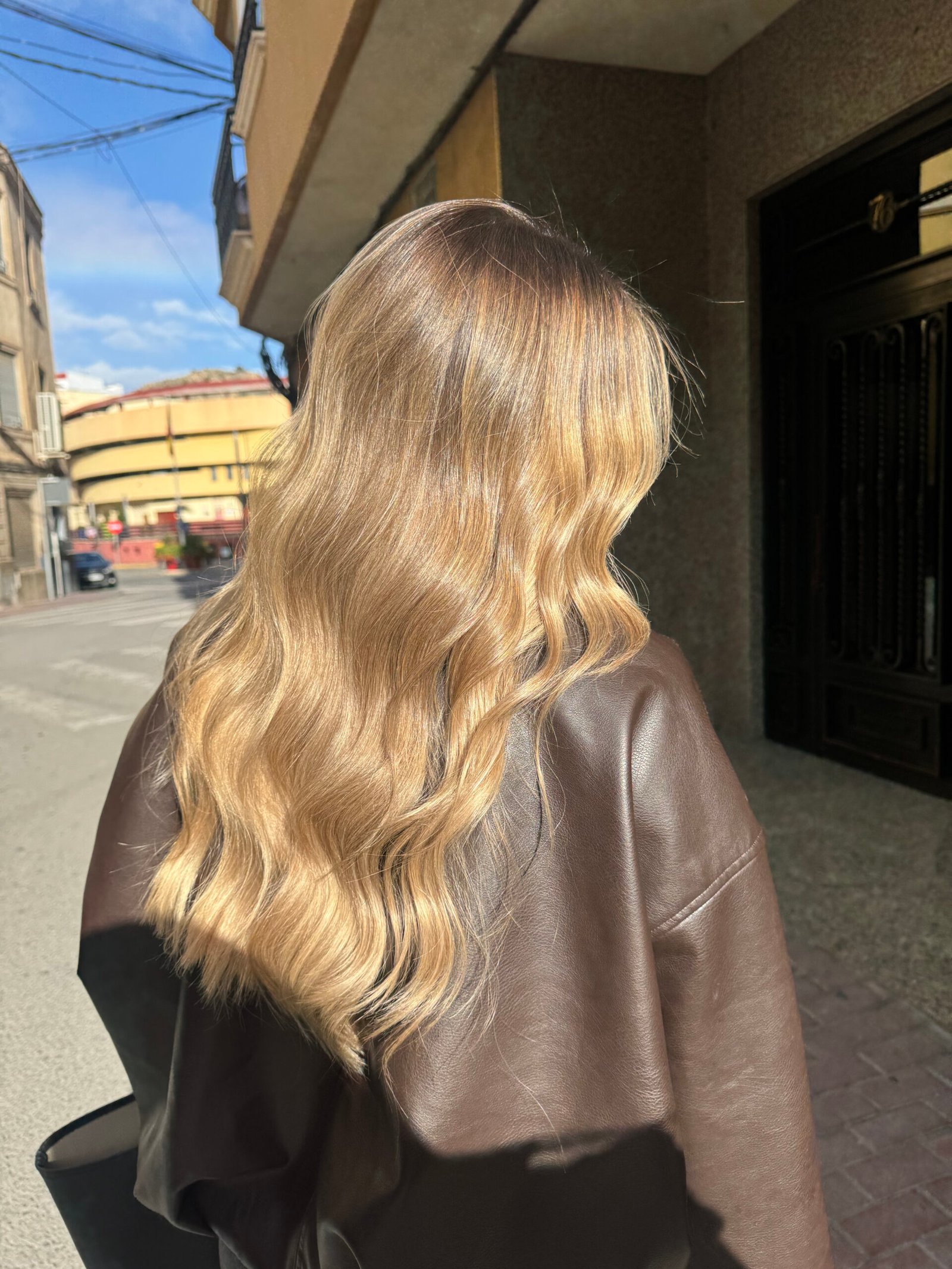 Rubio con ondas a la luz del sol