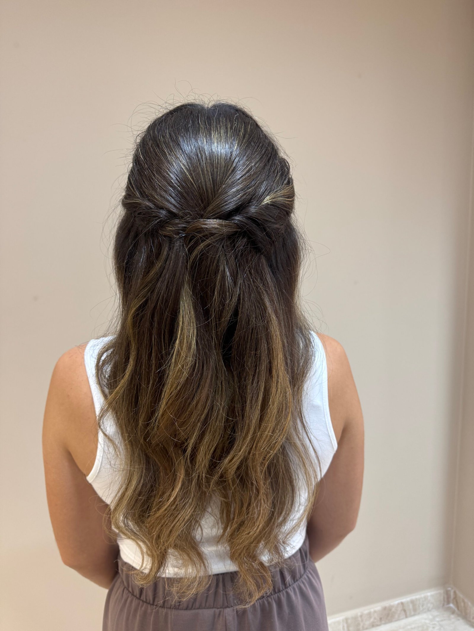 Semirecogido con ondas para invitada