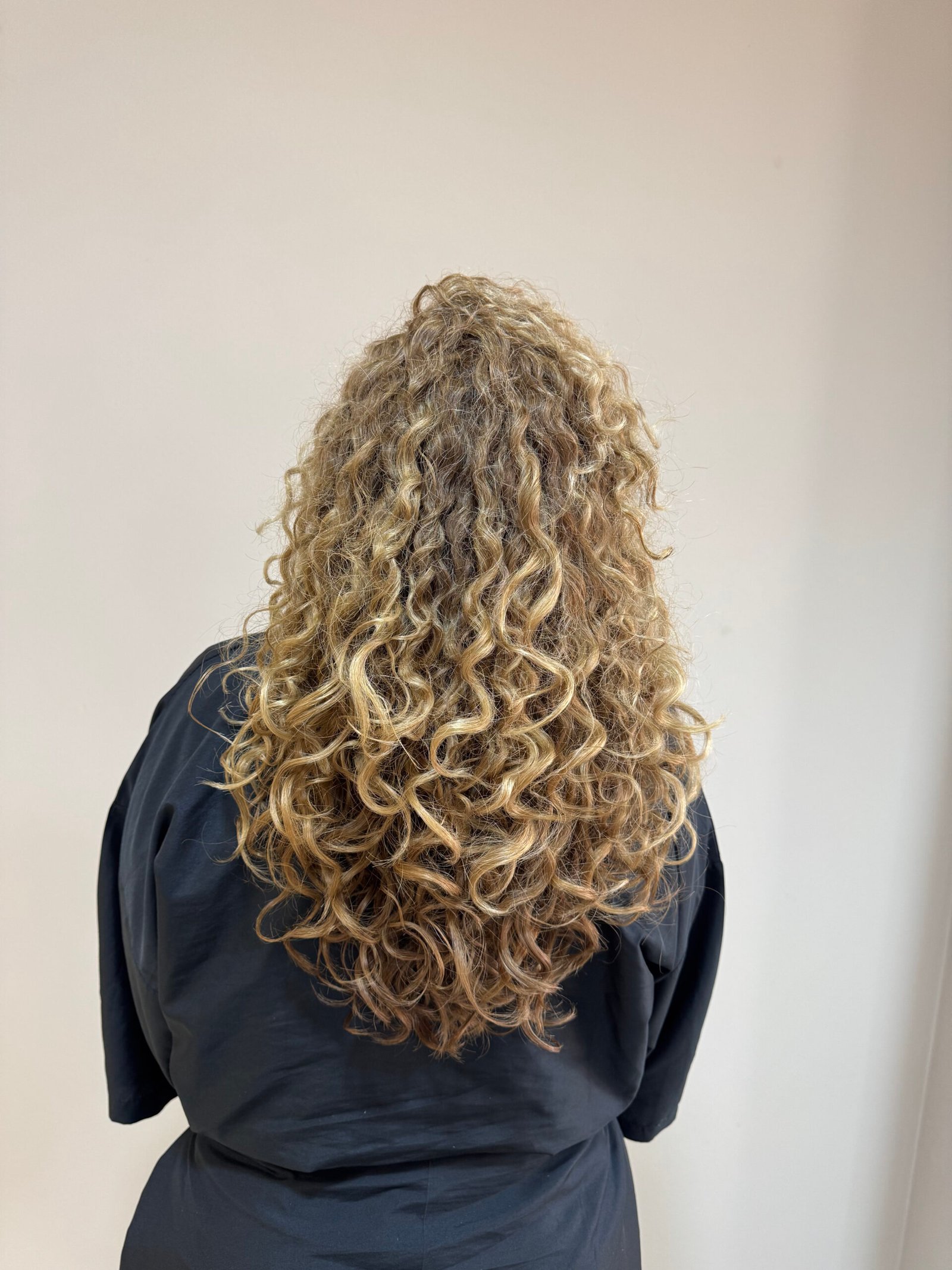 Melena rizada con mechas rubias