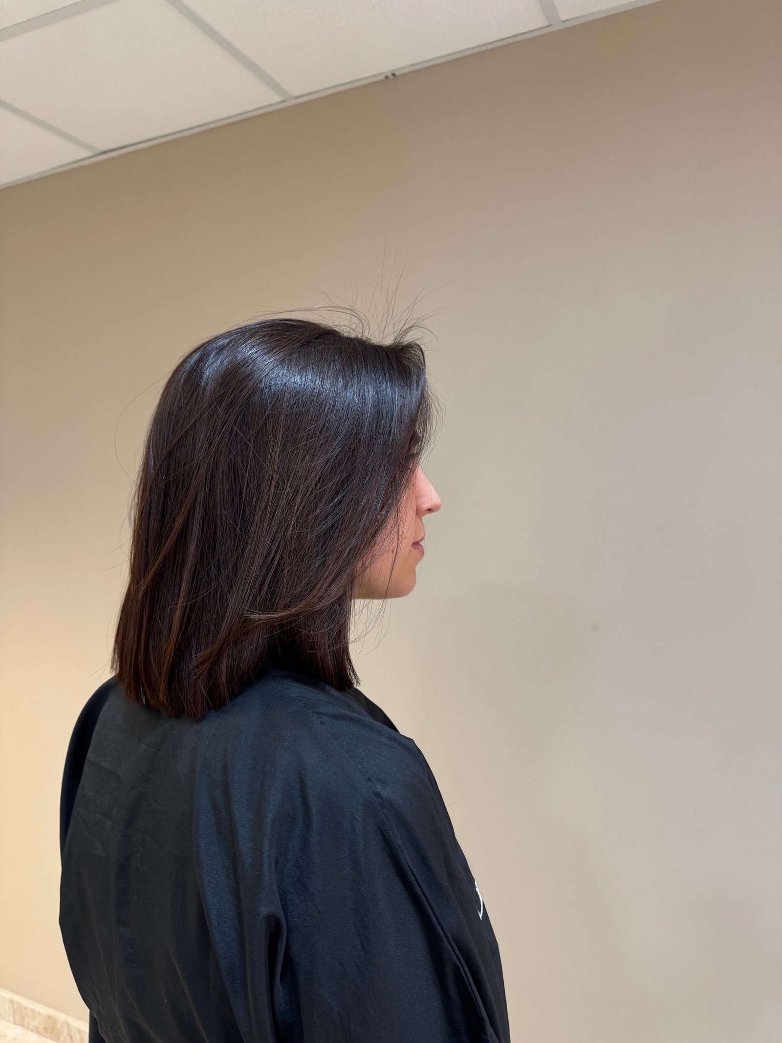 Corte de melena media castaña con acabado liso