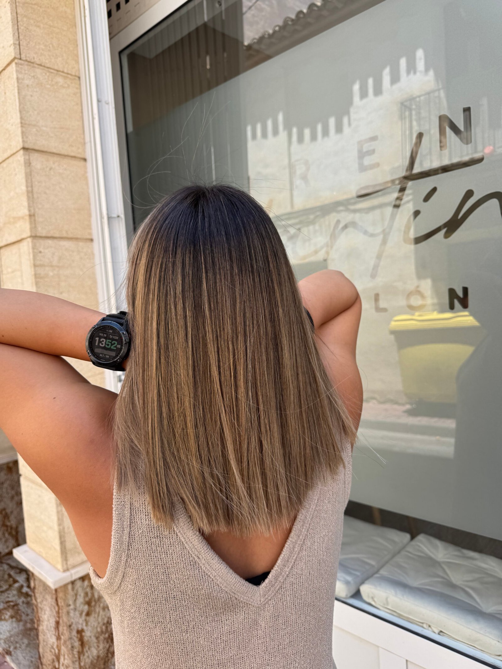 Melena con balayage en la fachada del salón